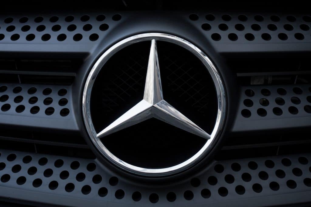 Die Datalabs Agency wählte einen kollaborativen Ansatz, bei dem sie viel von der Marke Mercedes-Benz (oder Daimler) einfließen ließ und sie an die Best Practices der Datenvisualisierung anpasste. Die Icons, die Schriftarten und die Farbpalette wurden ausgiebig und mit viel Liebe zum Detail überarbeitet.